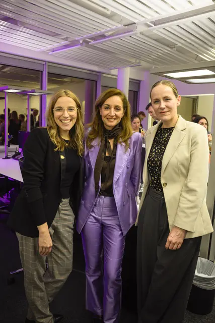  Katharina Egger-Zierl (Geschäftsführerin der Bundesländerinnen, re.) im Gespräch mit Barbara Plattner (Geschäftsführerin von Innsbruck Tourismus, li.) und Julia Sparber-Ablinger (Head of AUDIOVERSUM). | Foto: ProMedia / Oss