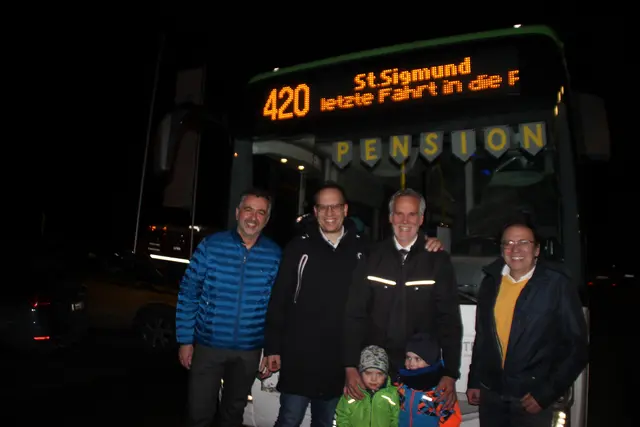 Das Bürgermeistertrio Hans Motz (l.), Bendikt Singer (2.v.l.) und Anton ASchiffmann (r.) und Rudi Spiegl mit Enkelkinder vor dem gestoppten „Pensionsbus“ in St. Sigmund. | Foto: Manfred Jordan