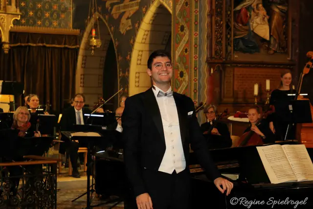 Viel Applaus bekam das Stadtorchester Pressbaum unter Dirigent und Pianist Črt Lasbaher.