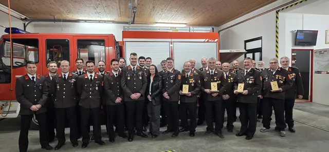 Foto nach der Versammlung von anwesenden Mitgliedern und Stadträtin Susanne Stöhr-Eißert | Foto: FF Nitzing
