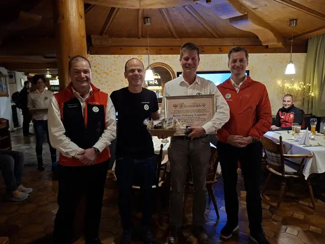 Silbernen Ehrenurkunde für Wolfgang Lausecker (zweiter von rechts) überreicht von Landesleiter Mag. Ekkehard Wimmer (rechts) Bezirksleiter Markus Wolf (links) und Obmann Christian (zweiter von links) | Foto: Julia Lausecker