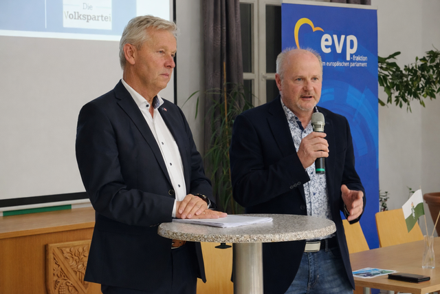 Bürgermeister Siegfried Neuhold und Europaabgeordneter Reinhold Lopatka beim Abschluss des Gesprächs. | Foto: Nicole Schawill