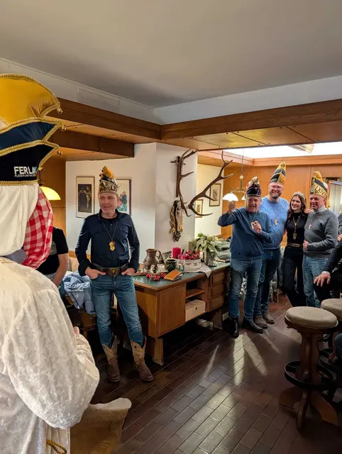 In der Destillerie Jesche warteten die Altprinzen auf Andreas Ferlan. Da konnte er seine Prinzessin wieder in die Arme schließen. | Foto: Villacher Faschingsgilde