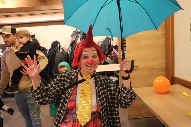 Clownin Popolina eroberte mit ihrer Tollpatschigkeit die Sympathien der Kinder im Nu.  | Foto: Edith Ertl