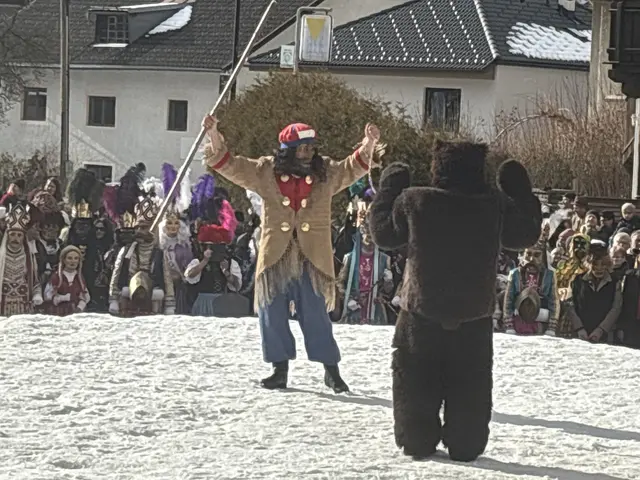 Der Bär und sein Treiber: Ein Höhepunkt des fasnachtlichen Spektakels.