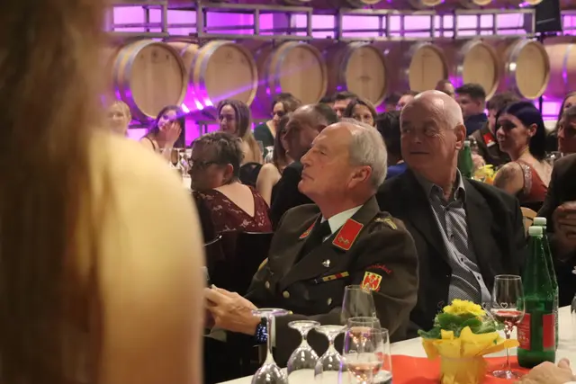 Alle Tische waren restlos besetzt, und für einige Stunden konnten auch die Feuerwehrleute, die sonst mit ihrem unermüdlichen Einsatz Leben retten, eine wohlverdiente Auszeit genießen. | Foto: Alejandra Ortiz