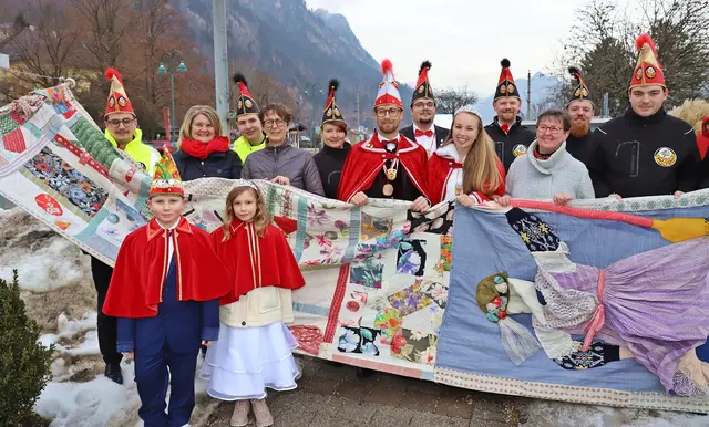 Ebensee zeigt Flagge und freut sich auf einen lustigen, unbeschwerten Fasching 2026. | Foto: Hörmandinger