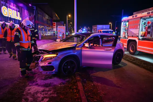 Im Leondinger Stadtteil Hart krachte ein Auto nach einer Kollision mit einem anderen Wagen in ein Restaurant.  | Foto: TEAM FOTOKERSCHI / AMATO GABRIEL