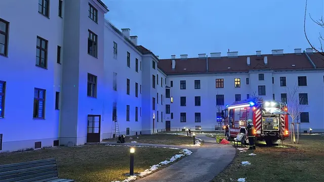 Ein dramatischer Wohnungsbrand in einem Mehrparteienhaus forderte ein Menschenleben. | Foto: DOKU NÖ