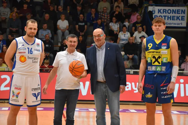 Aufwurf: Renato Poljak (Gunners), Richard Kossits (Volksbank-Regionaldirektor), Thomas Linzer (Gunners-Geschäftsführer), Chase Paar (Graz) | Foto: MeinBezirk/Michael Strini