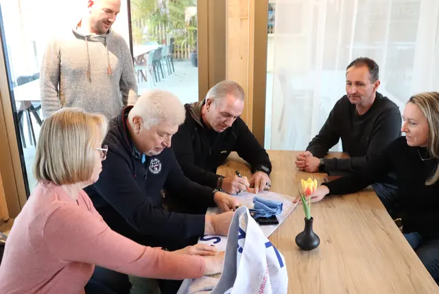 Das "Herzenswärme"-Transparent wird signiert | Foto: Gerhard Langmann