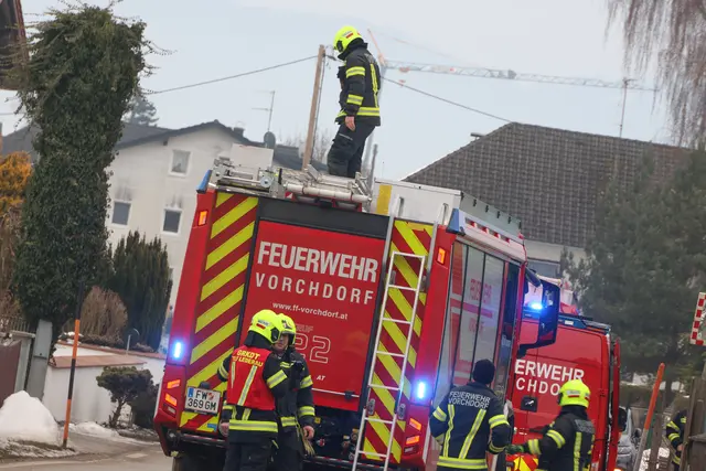 Der Brand des Nebengebäudes konnte rasch gelöscht werden.  | Foto: laumat/Matthias Lauber