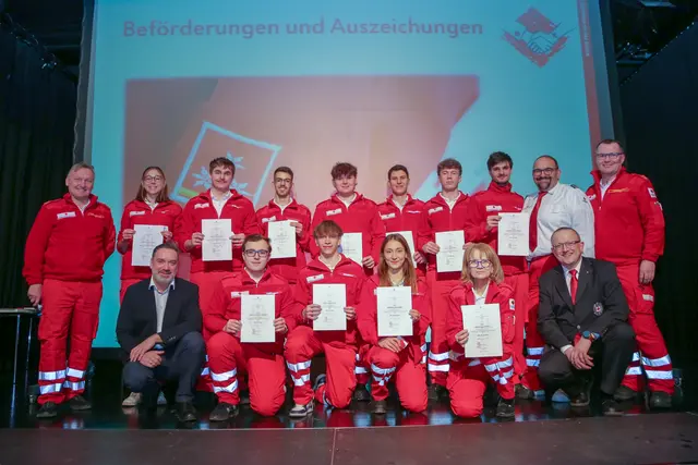 Viele Beförderung zum ersten Stern: Viele "RK-Helfer" haben sich nach erfolgreicher Ausbildung und einem Jahr Dienst bestens bewährt. | Foto: RK St. Georgen/G. Eckhart Herbe
