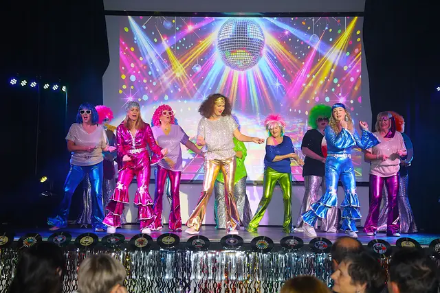 Mit Disco-Schwung wurde das Publikum zu Beifallsstürmen animiert. | Foto: Johann Schleich