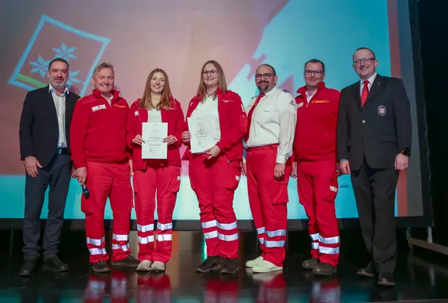 Zwei neue "RK-Haupthelferinnen", Irina Dannhofer und Lena Hoser, stehen für fünf Jahre bewährten Dienst am Menschen. | Foto: RK St. Georgen/G. Eckhart Herbe