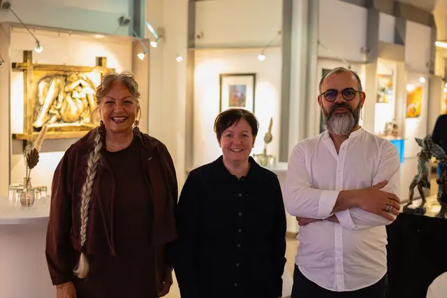 (v.r) Dogan Yetim mit HBLW-Direktorin Christiane Allerstorfer-Oberhofer und Tina Widmann, der Obfrau des Vereins "Rollende Herzen".   Foto: Theresa Hofer