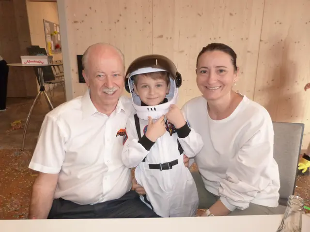 Auch kleine Astronauten versammelten sich im 18er Haus in Tschurndorf.  | Foto: Vanessa Wittmann