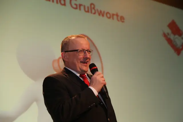 Kollegiale Wertschätzung, emotionale Rede: Bezirkshauptmann Werner Kreisl. | Foto: RK St. Georgen/G. Eckhart Herbe