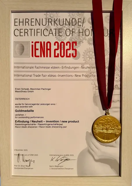 Eine Goldmedaille für den Rasierklingenschärfer erhielten Max Pachinger und Erwin Schwab bei der Erfindermesse iENA 2025 in Nürnberg. | Foto: MaxxiSharp GmbH