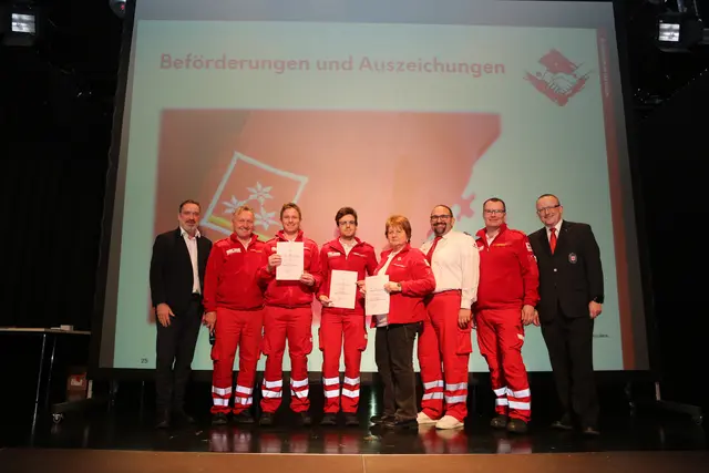 So jung und schon 15 Jahre aktiv: Dafür gibt es das silberne Dienstjahresabzeichen für Manuel Buchner, Markus Premstaller und Pauline Schmalzer. | Foto: RK St. Georgen/G. Eckhart Herbe