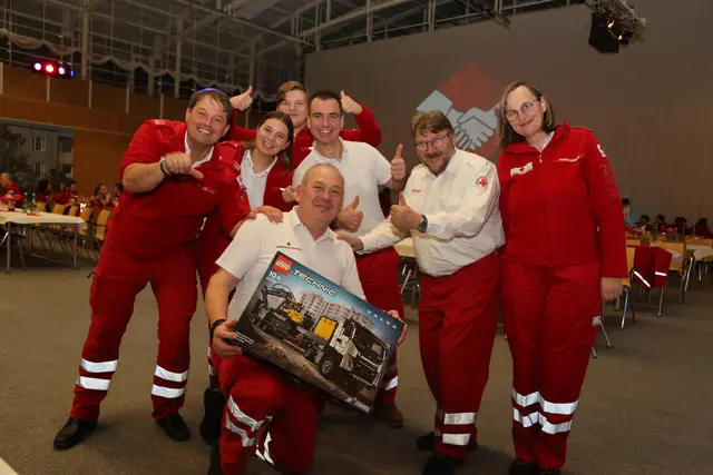 Mitarbeitergeschenk: Einen LEGO-LKW gab´s als Geschenk für den Technikfan und Mitarbeiter des Jahres 2025 Christian Aberl. | Foto: RK St. Georgen/G. Eckhart Herbe