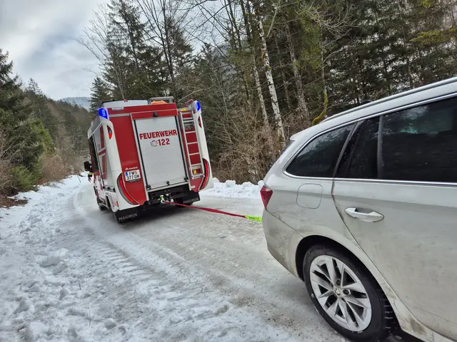 Fahrzeugbergung auf der Rettenbachalmstraße in Bad Ischl. | Foto: FW Rettenbach/MIchael Randacher