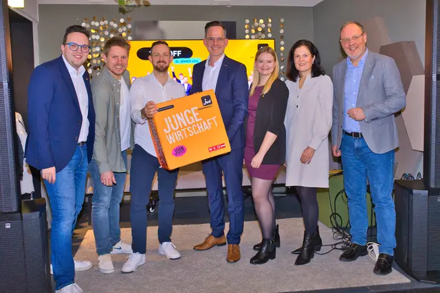 Freuen sich auf neue Herausforderungen (v.l.): Leo Jindrak, Lukas Krainz, JW-Vorsitzender Florian Baumgartner, WKOÖ-Vizepräsident Michael Pecherstorfer, Ines Trenda, Bettina Stelzer-Wögerer (Obfrau WK Steyr-Stadt) und WKOÖ-Direktor-Stellv. Friedrich Dallamaßl. | Foto: Garfield