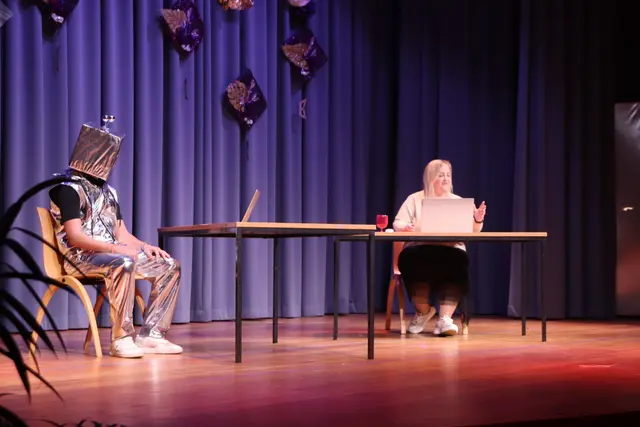 Zeitgeist bewies die Gilde mit der Nummer „Frag die KI“ von Bettina Lenzinger und Jakob Narath. | Foto: Alejandra Ortiz