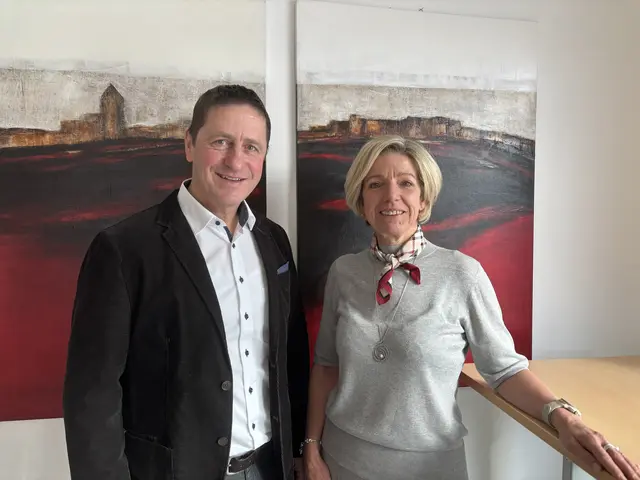 Hermann Unterberger (stellvertretender Geschäftsstellenleiter des AMS Zell am See) und Karin Eiwan (Geschäftsstellenleiterin des AMS Zell am See). | Foto: MeinBezirk