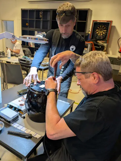 Messerschärfer blieb dennoch nicht untätig und unterstützte die Reparaturhelfer:innen tatkräftig | Foto: Jugendpalette 