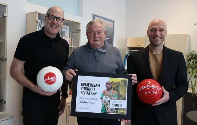 Jubilar Hermann Lambauer aus Au/Donau bei der Spendenübergabe an Vereinsobmann Gerhard Rumetshofer (links) und Stefan Köglberger (rechts), Sohn des LASK-Jahrhundertfußballers und Acakoro-Mitgründers Helmut Köglberger.
 | Foto: ACAKORO