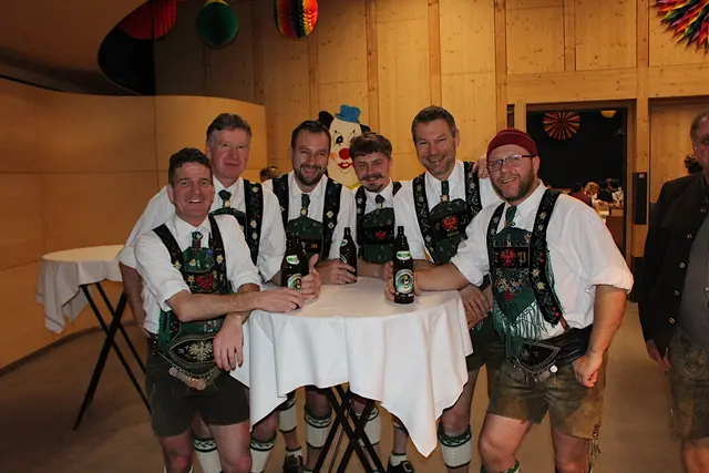 Manche Absamer Matschgerer schauten zwischen ihren Gasthaus-Auftritten bereits beim Ball vorbei.