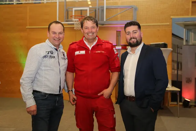 Best Buddies: Dienstführender Uwe Herbe mit Markus Hoffmann und Amtsleiter Manuel Schwab (beide Gemeinde St. Georgen). | Foto: RK St. Georgen/G. Eckhart Herbe