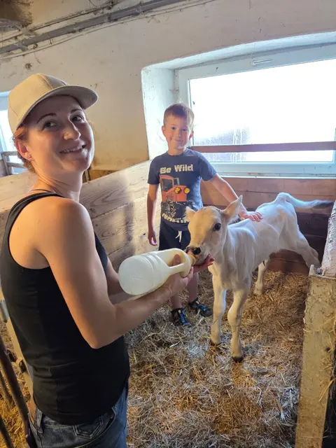 Die Familie führt einen Milchviehbetrieb in Mautern und hält aktuell 70 Rinder.  | Foto: Barbara Pollinger