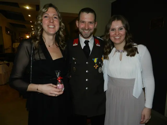Melanie und Martin Kraus mit Anna Kahry-Martin hat der Feuerwehrball gut gefallen | Foto: Heribert Punz