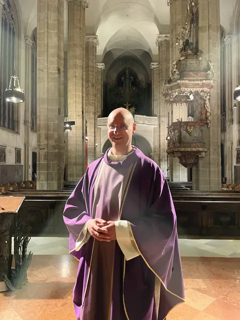 Adolf Valenta im violetten Messgewand in der Othmarkirche in Mödling. Violett ist die liturgische Farbe der Fastenzeit. | Foto: privat