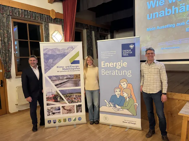 Infoabend am 22. Jänner im Kultursaal Birgitz: „Energiewende daheim“ mit (v.r.n.l.) Hannes Lichtmanegger (Energieagentur Tirol), Myriam Zocchi (KEM Westliches Mittelgebirge) und Bürgermeister Markus Haid  | Foto: KEM Westliches Mittelgebirge