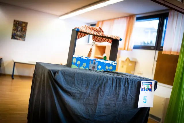 Die Theater und die Figuren aus Kochlöffel wurden von den Kids selbst gestaltet.   | Foto: Nadine Matt