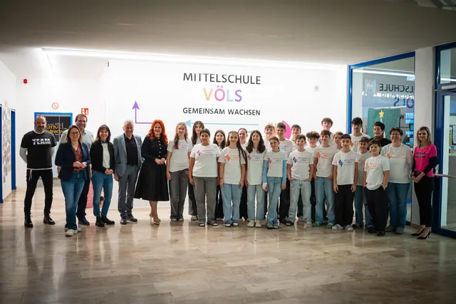 Die kreativen Köpfe der Mittelschule Völs präsentierten  den Ehrengästen stolz ihr Kasperltheater.  | Foto: Nadine Matt