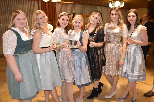 "Mia &amp; The Chicks": Mia Honigschnabel und ihre Freundinnen hatten viel Spaß am Langjugend-Bezirksbauernball. | Foto: MeinBezirk/Michael Strini