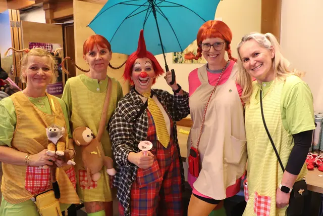 Clownin Popolina mit dem Organisationsteam des Kindermaskenballs in Kalsdorf. | Foto: Edith Ertl
