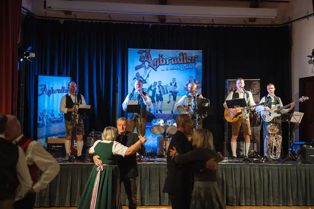 "Die Anbradler" sorgten mit ihrer Musik für Schwung und gute Laune.  | Foto: Ekatarina Paller
