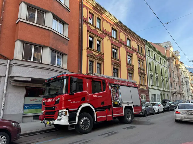 Ein Brand im zweiten Stock eines Mehrparteienhauses in der Pradler Straße konnte von der Feuerwehr unter Einsatz von schwerem Atemschutz rasch gelöscht werden. Zur Bergung wurde die Drehleiter eingesetzt. | Foto: zeitungsfoto.at