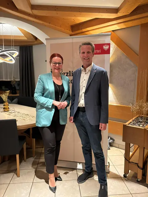Landesrätin und Bezirksparteiobfrau Cornelia Hagele mit Bgm. Dietmar Schöpf beim Gemeindeparteitag in Hatting. | Foto: VP Tirol