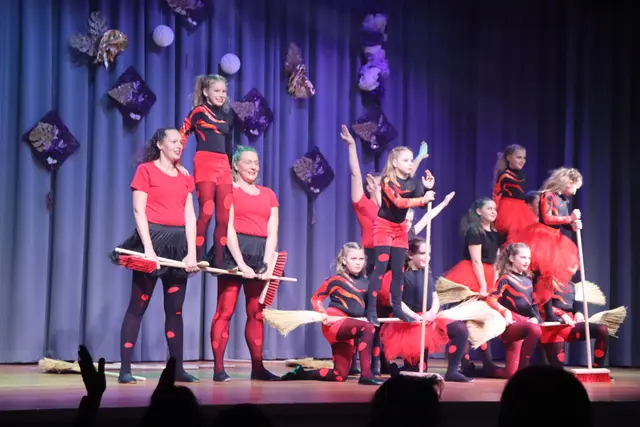 Akrobatisch und tänzerisch beeindruckten der Showdance „Hexen, Hexen“. | Foto: Alejandra Ortiz