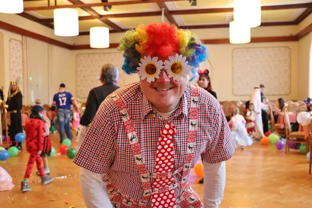 Erkannt? Musikschullehrer GR Robert Hafner warf sich für die Kinder beim Maskenball in die Schale | Foto: Edith Ertl