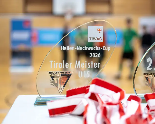 Der Pokal beim U15-Bewerb des TIWAG Hallen-Nachwuchs-Cup 2026 des TFV | Foto: TFV / Daniel Schönherr
