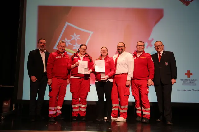 Hochverdient: Die Bronzene Verdienstmedaille für besonderes Engagement um Ortstelle und Kollegen ging an Melanie Neuling und Nicole Kern. | Foto: RK St. Georgen/G. Eckhart Herbe