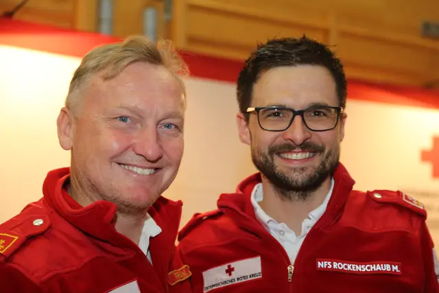 Abteilungskommandant Wolfgang Preslmayr und Notfallsanitäter Michael Rockenschaub. | Foto: RK St. Georgen/G. Eckhart Herbe