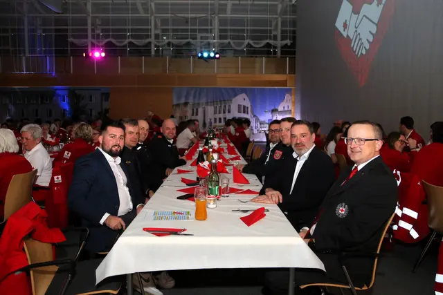 Bezirkshauptmann, Bürgermeister, Amtsleiter und viele Kollegen der Einsatzorganisationen füllten den Tisch der Ehrengäste. | Foto: RK St. Georgen/G. Eckhart Herbe